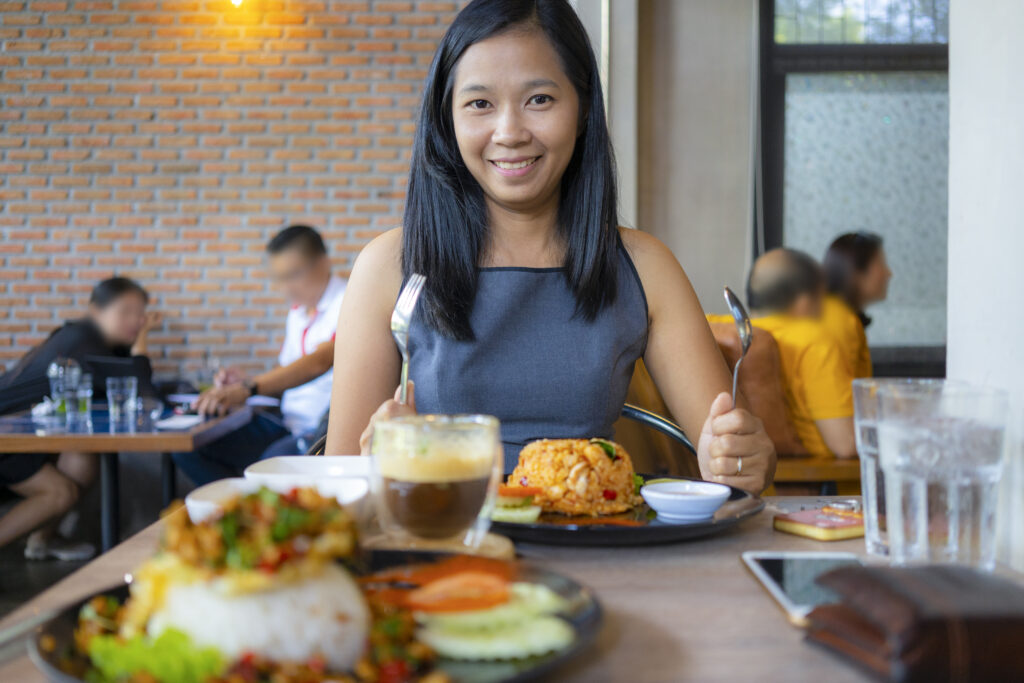 Asian women are happy. To eat in a restaurant.